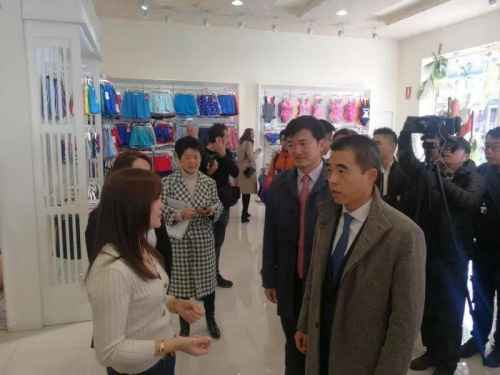 驻西班牙使馆人员与西班牙政府代表走访马德里仓库区