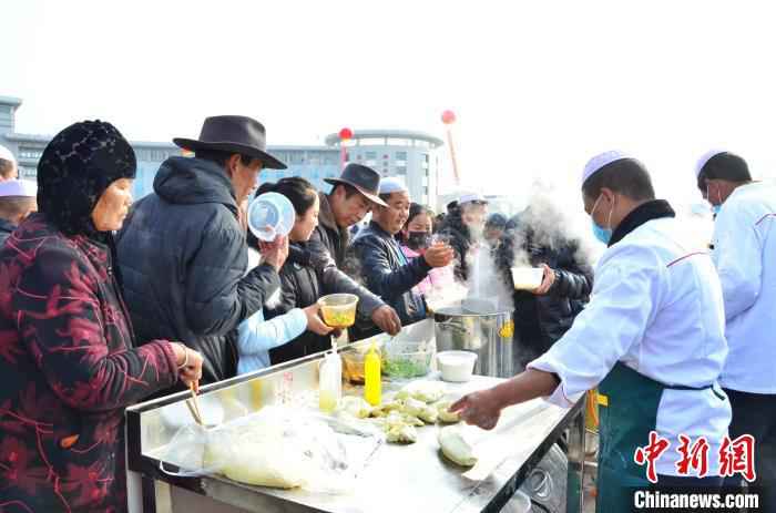 青海“拉面之乡”千人共享幸福面 1.7万余家拉面店创造130亿年产值
