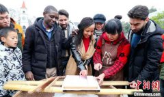 小镇传年俗文化节：新老“混搭”中探寻别样“